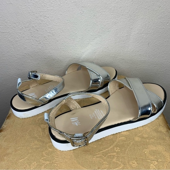 Size 4 H M Girls Silver White Sandals Strappy Foam Bottom Beachy Buckle Closure - Picture 7 of 9